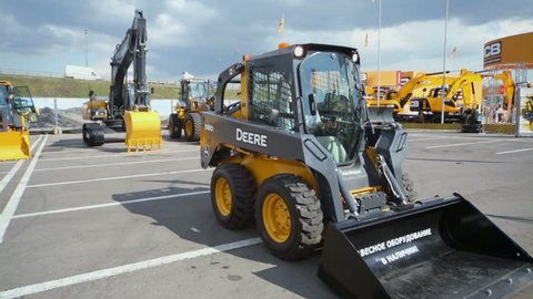 Moscow - may 29: john deere loader left its bucket, rides backward and circling during international specialized exhibition of construction equipment and technologies on 29 may 2012, moscow, russia