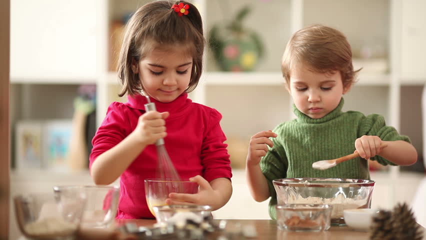 Kids Making Cake in a Video de stock (totalmente libre de regalías) 5704871 | Shutterstock