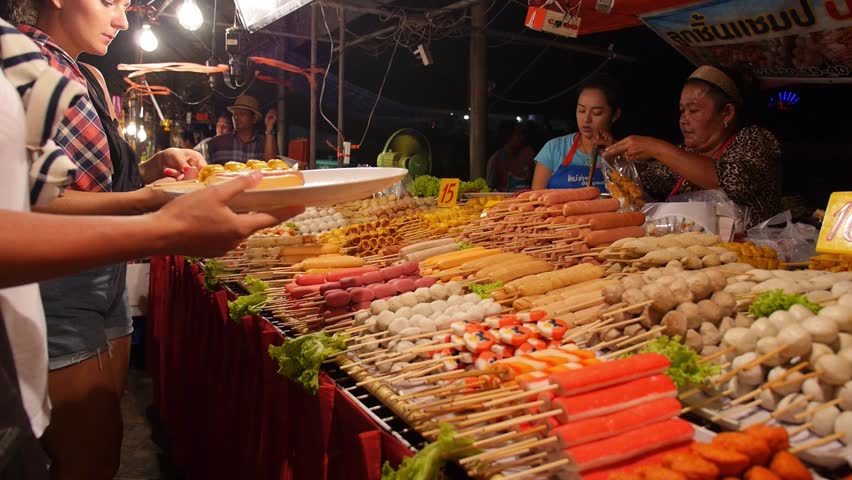 ISTANBUL - JUL 3: Turkish People Shop In Famous Egyptian 