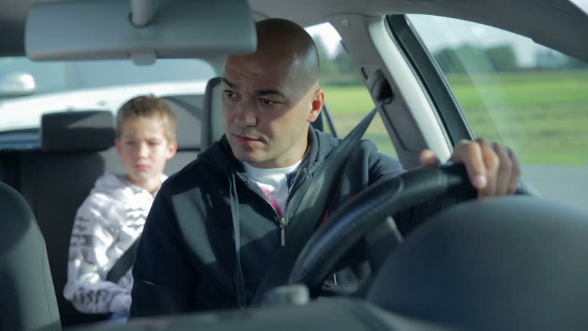 Dad driving a car. Отец везет детей. The father машина. Отец везёт детей в машине. Папа везет детей на машине в школу.